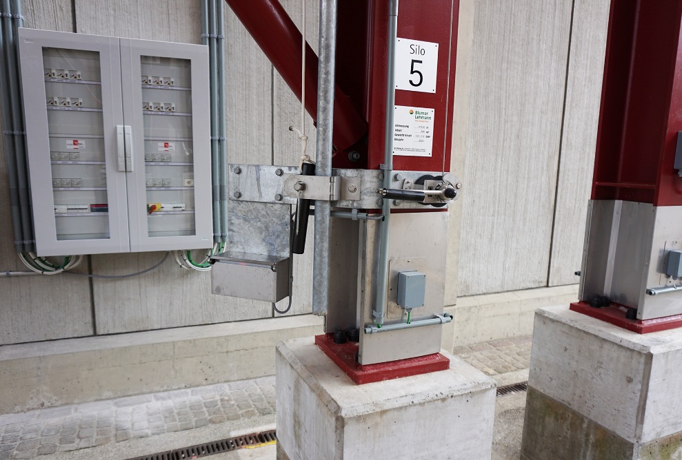 Operating point with crank for height-adjustable funnel and electric distribution box of the Frauenfeld timber silo