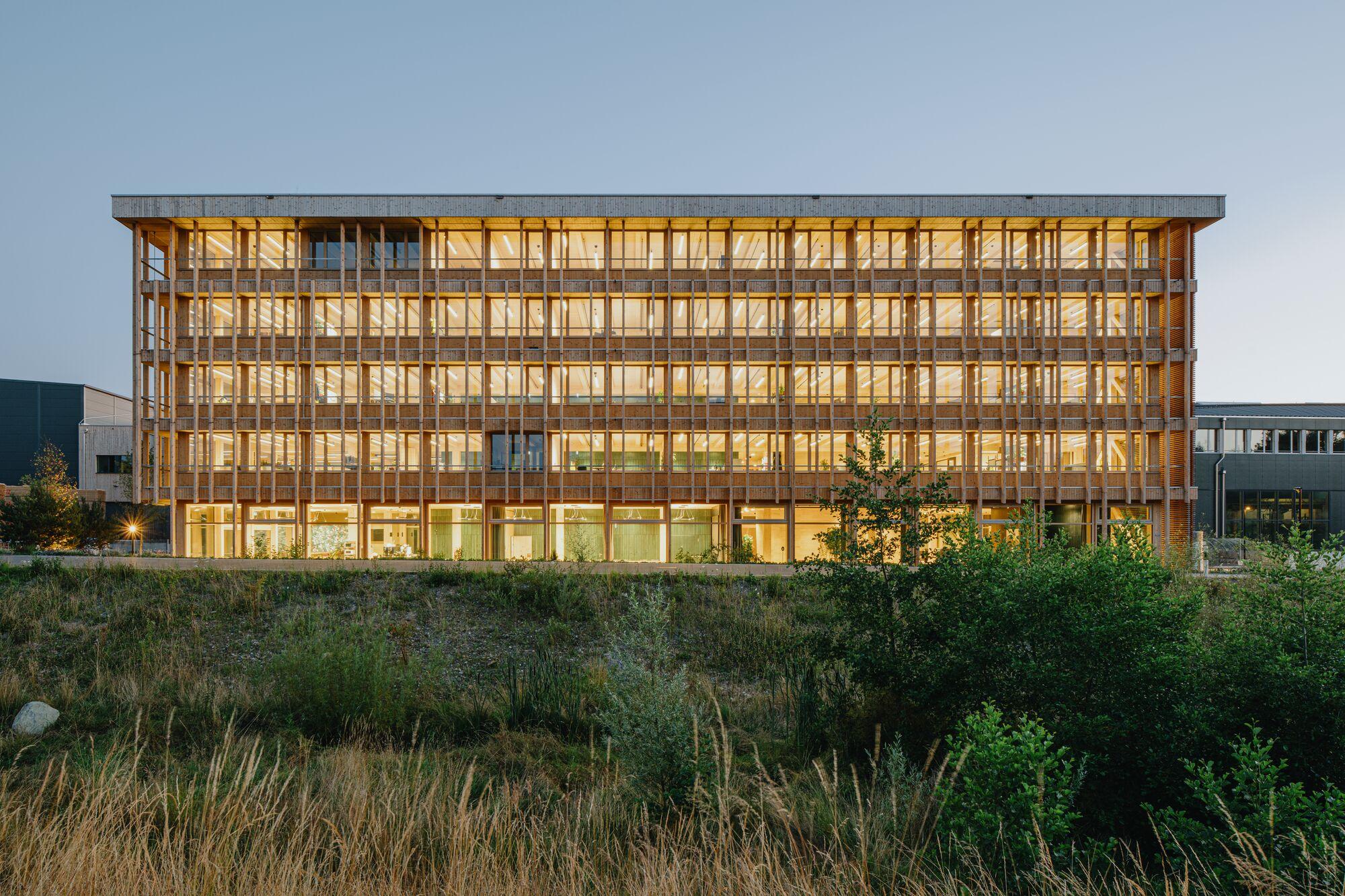 Stammhaus in Holzbauweise bei Dämmerung