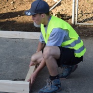 Lernender in der Hocke am Arbeiten anlässlich des Lehrlingscamps 2018