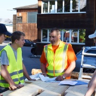 Gruppe von Lernenden besprechen die Arbeiten mit dem Lehrlingsbetreuer