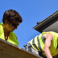 Zwei Lernende auf dem Dach am Arbeiten