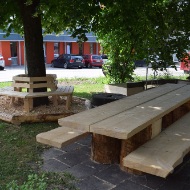 Gebauter Sitzbank und Tisch auf dem Erlenhof