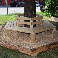 Nahaufname der Sitzbank, welche am Lehrlingscamp von den Lernenden gebaut wurde