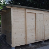 Nahaufnahme des Tierstalls, welcher am Lehrlingscamp gebaut wurde