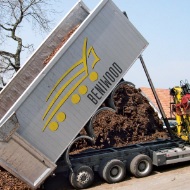 Älteres Bild eines Beniwood-Lastwagens, der seine Rindenschnitzel-Ladung entleert