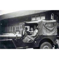 Vieille photo de Jeep avec le père Lehmann et son fils au volant