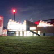 Nachtfoto vom geleuchteten Kraftwerk-Gebäude auf dem Erlenhof