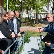 Herr Andreas Spiess vom Baumanagement des Bezirksamts Berlin Tempelhof-Schöneberg geht auf das Konzept und die Architektur des Schulgebäudes ein