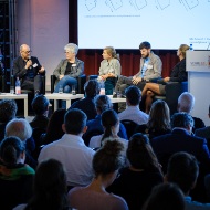 Tables rondes avec de nombreux spectateurs