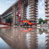 Baustelle mit Brückenbau und Frutiger-Kran