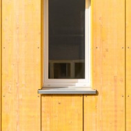 Fenêtres et façade en panneaux jaunes<br/><br/>