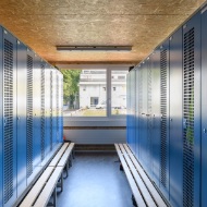Vestiaire avec armoires bleues dans les bureaux provisoires d’ewz à Altstetten<br/><br/>