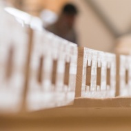 Holzträger mit seitlichen Schlitzen in der Werkstatt