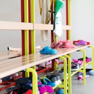 Freundliche Farben im Holzmodulbau motivieren im Schulalltag
