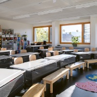 Lichtdurchflutete Klassenzimmer fördern das Lernen im Holzmodul