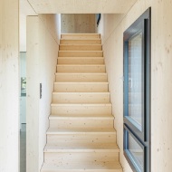 Vue détaillée de l’escalier. Comme les murs, le toit et le plancher, l’escalier est également entièrement en bois d’épicéa.