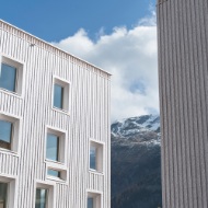 En y regardant de plus près, on découvre la structure particulière de la façade des deux immeubles.