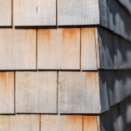 Les façades sont réalisées en bardeaux traditionnels, qui ont été utilisés de manière à créer un bâtiment moderne au goût du jour.