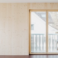 Wohnzimmer mit Holzwand und Balkontüre 