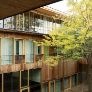 Blick in den Innenhof mit Erweiterungsbau und Baum