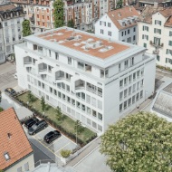 Vue du ciel du bâtiment commercial avec le nouvel étage supplémentaire