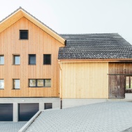 Vue générale de la nouvelle maison individuelle avec l’ancienne grange 