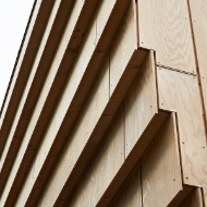 Stülpschalung der Holzfassade in Detailansicht