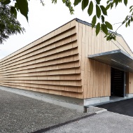 Die neue Industrie- und Lagerhalle von Hortima mit markanter Holzfassade in der Gesamtansicht.