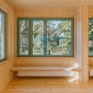 Sitzbank im Innenraum des Sportfeld-Pavillons