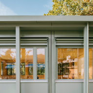 Teil der hellgrünen Pavillonfassade mit Fenstern