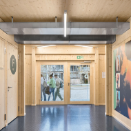 Schüler und Schülerinnen im Eingangsbereich der provisorischen Sporthalle.