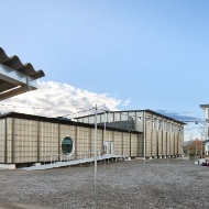 Gesamtansicht der provisorischen Sporthalle der Kantonsschule Uetikon am See.