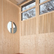 Innenausbau aus Holz der Sporthalle Enge.