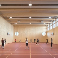Cours de gymnastique dans la salle de gymnastique simple de l'école cantonale d'Uetikon am See