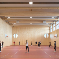 Gymnastics lessons in the single gymnastics hall of the Uetikon am See Cantonal School