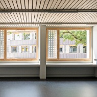 Helles Klassenzimmer mit grossen Fenstern im Schulpavillon Brünnen