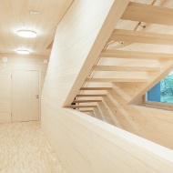 Les escaliers et le couloir, y compris les murs, les planchers et le plafond, sont entièrement en bois dans le nouveau bâtiment des structures d’accueil de jour