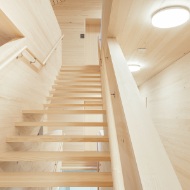 Treppe ganz aus Holz im Innern des Neubaus der Tagesstrukturen. Auch Wände, Decke und Boden bestehen aus hellem Holz