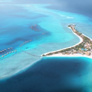 Vue aérienne du complexe hôtelier de l’Ummahat Island Resort en mer Rouge, conçu par l’architecte japonais Kengo Kuma