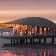 Restaurant des Hotelkomplexes auf dem Ummahat Island Resort im Roten Meer, entworfen vom japanischen Architekten Kengo Kuma