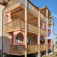 Immeuble collectif avec nouvelles pergolas en bois 