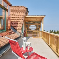 Terrasse de l’appartement à l’étage supérieur avec mobilier de jardin