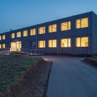Büroprovisorium der Uni Lausanne bei Nacht<br/><br/>