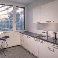 Küche im Büroprovisorium der Uni Lausanne UNIL