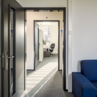 Unterschiedliche Räume im Büroprovisorium der Uni Lausanne