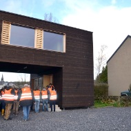 Teilnehmer des Events Luxembourg Wood Cluster vor dem Holzmodul in Luxemburg