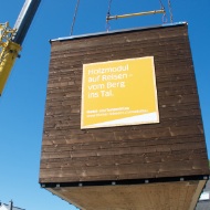 Montage des Modulbaus in Luxemburg mit dem Kran