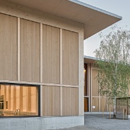 Façade en bois de la piscine couverte d'Appenzell avec vue sur l'intérieur