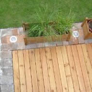 Vue d’en haut d’une terrasse en mélèze avec jardinière surélevée