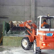 A tyre loader feeds a module conveyor system with salt